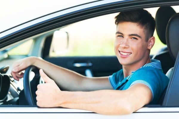 ¿Los conductores jóvenes lo tienen más difícil a la hora de contratar un seguro de coche?