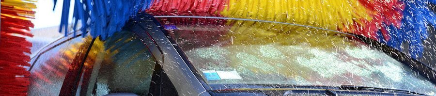 vehículo en un lavado de autos dañado