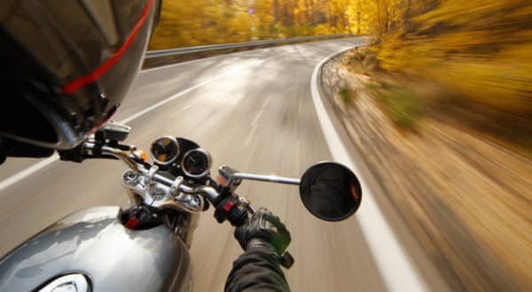 ¿Cubre el seguro a los niños que van como acompañantes en una moto?