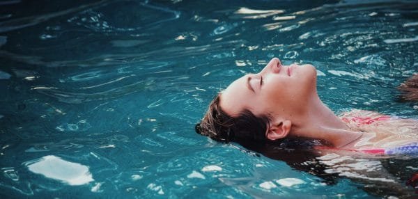 Por qué la natación es el deporte ideal para las mujeres