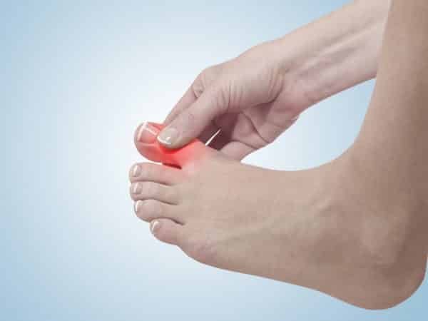 ¿Qué causa dolor en la articulación del dedo gordo del pie?