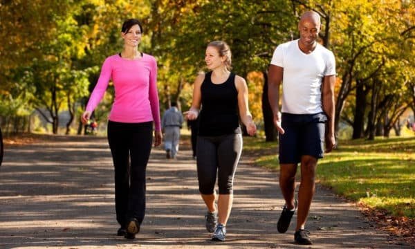 Caminar puede ayudarte a perder peso y grasa abdominal