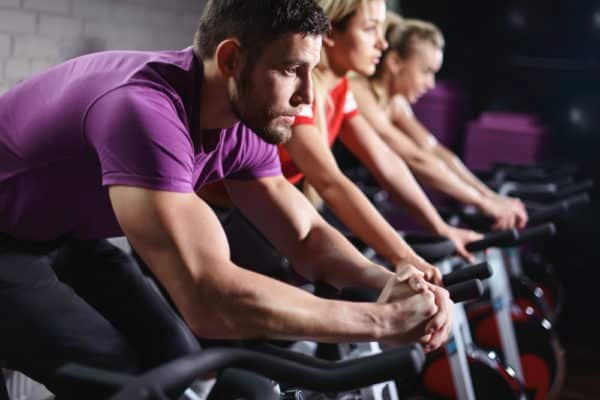 El ejercicio cardiovascular antes del levantamiento de pesas puede aumentar el crecimiento muscular