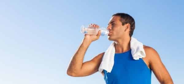 ¿Debo beber agua mientras hago ejercicio o durante los entrenamientos?