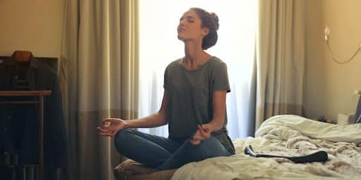 mujer meditando