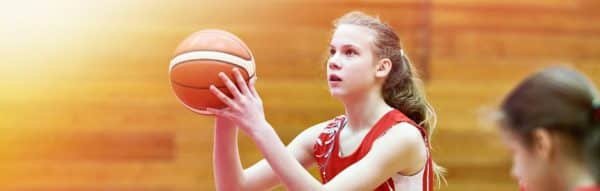 El baloncesto es mejor para desarrollar huesos más fuertes en la infancia que el atletismo, según un estudio