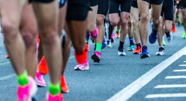 Las zapatillas con placas de fibra de carbono podrían producir lesiones óseas por estrés en corredores